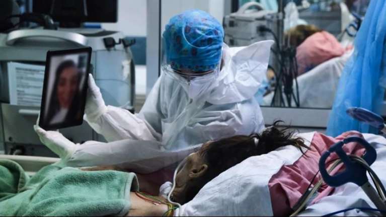 Συγκινεί νοσηλεύτρια στο Σωτηρία: Η μοναξιά των ασθενών στον θάλαμο της ΜΕΘ