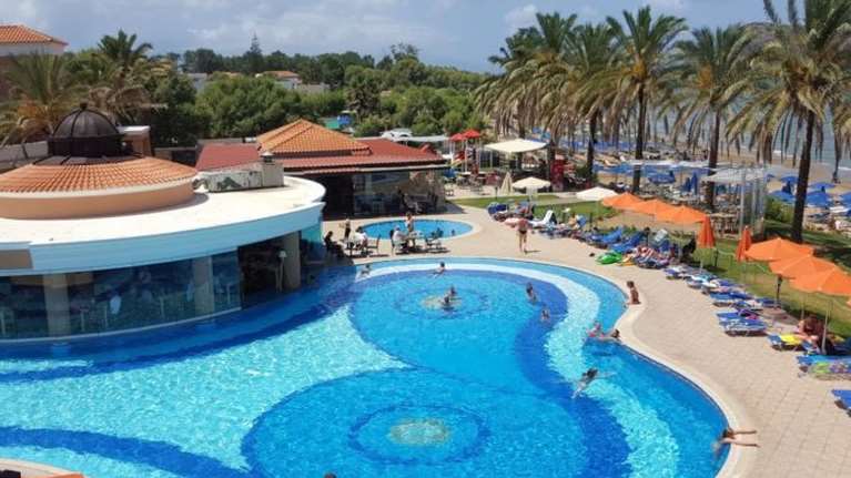 Ξενοδόχος στα Χανιά δίνει μπόνους σε όσους υπαλλήλους του εμβολιαστούν - Πόσα θα πάρουν