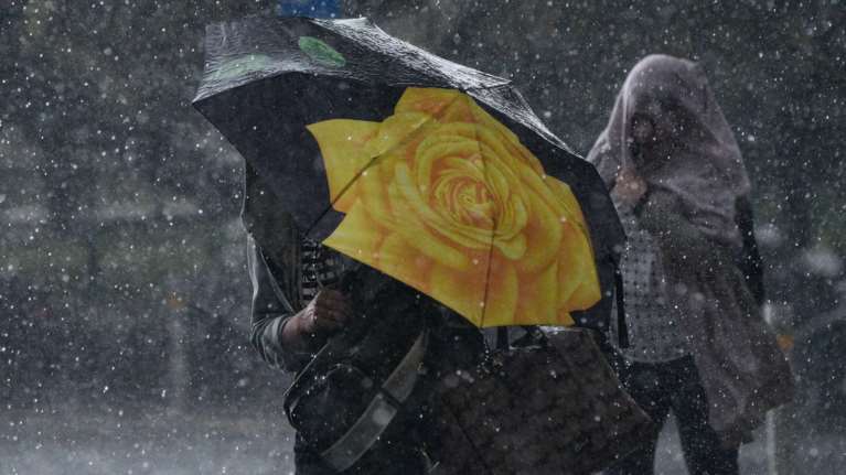 Αστατος καιρός και σήμερα, ο υδράργυρος έως 25 βαθμούς - Καταιγίδες και στην Αττική