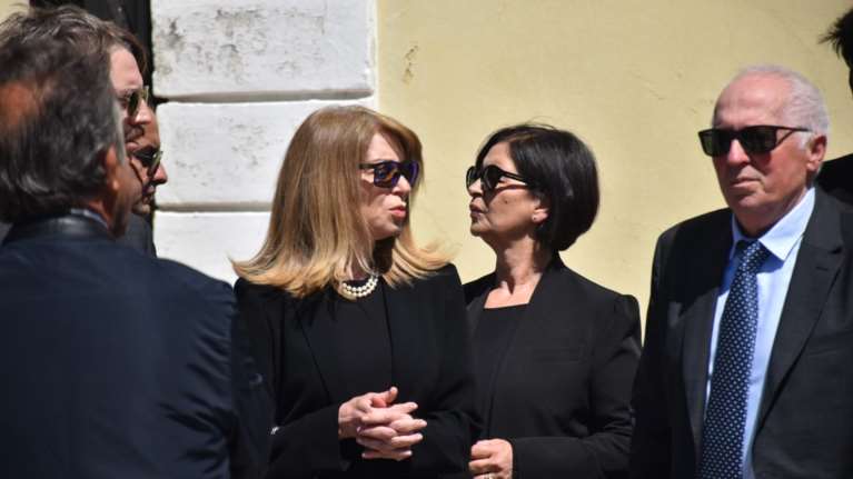 Στη Λευκάδα για την κηδεία της μητέρας της η Έλλη Στάη: Το τελευταίο αντίο στη Ρενέ Τσαρλαμπά