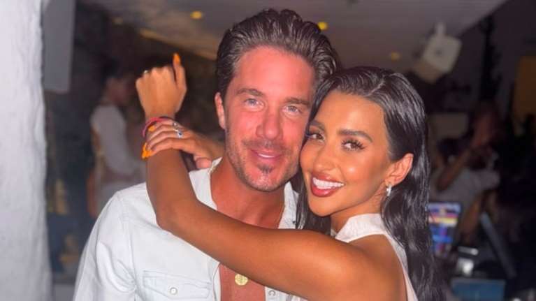 Νίκος Οικονομόπουλος και Αναστασία φωτογραφίζονται αγκαλιά στη Μύκονο