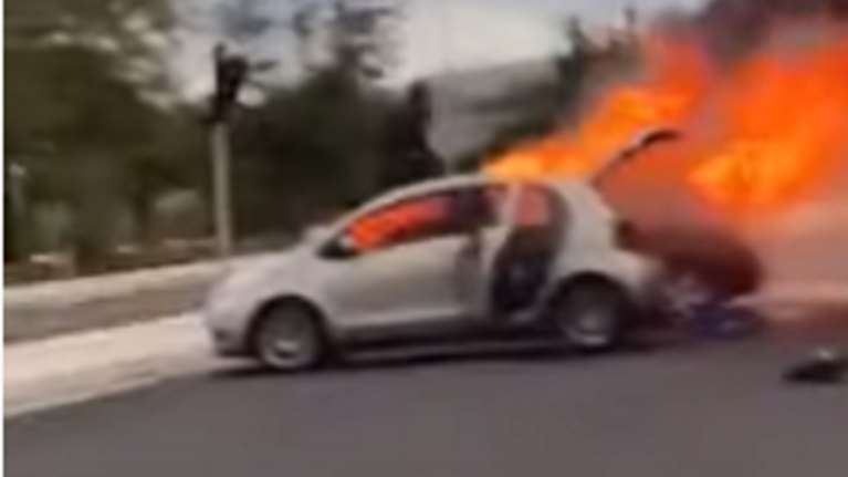 Συμπλοκή μεταξύ οπαδών Ολυμπιακού και Παναθηναϊκού στη Μαλακάσα: Ένας τραυματίας, κάηκαν δύο ΙΧ