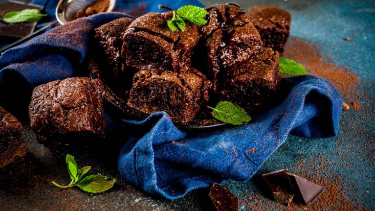 Θεϊκά και υγιεινά brownies μόνο με 2 υλικά - Χωρίς ζάχαρη και χωρίς ψήσιμο
