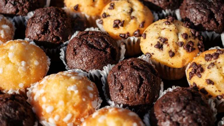 Πανεύκολα και λαχταριστά muffins χωρίς μίξερ - Με σταγόνες σοκολάτας, τέλειο σνακ