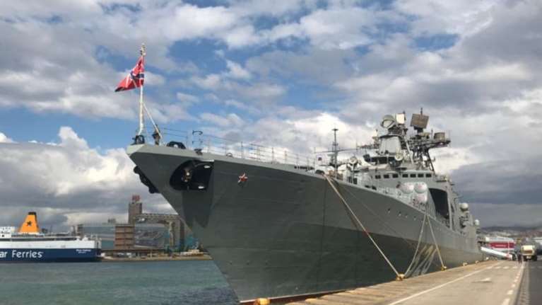 "Vice Admiral Kulakov": Στον Πειραιά το εντυπωσιακό ανθυποβρυχιακό πλοίο της Ρωσίας [Εικόνες-Βίντεο]