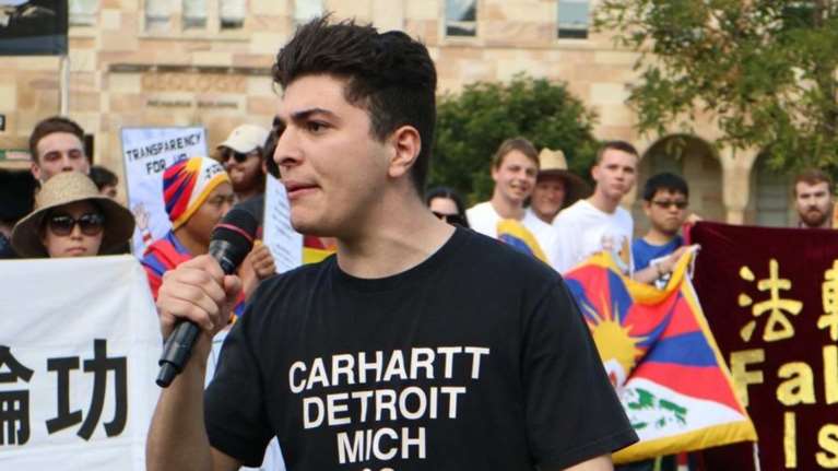 Ντρου Παύλου: Ο ελληνο-αυστραλός φοιτητής που τον απέκλεισε το πανεπιστήμιο επειδή επικρίνει την Κίνα