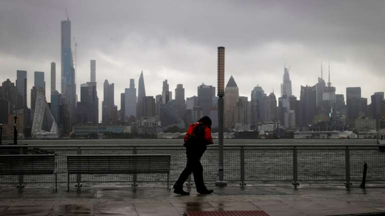 O &quot;Ησαΐας&quot; σαρώνει τις ανατολικές ακτές των ΗΠΑ-Ενας νεκρός, αγνοούμενοι και καταστροφές