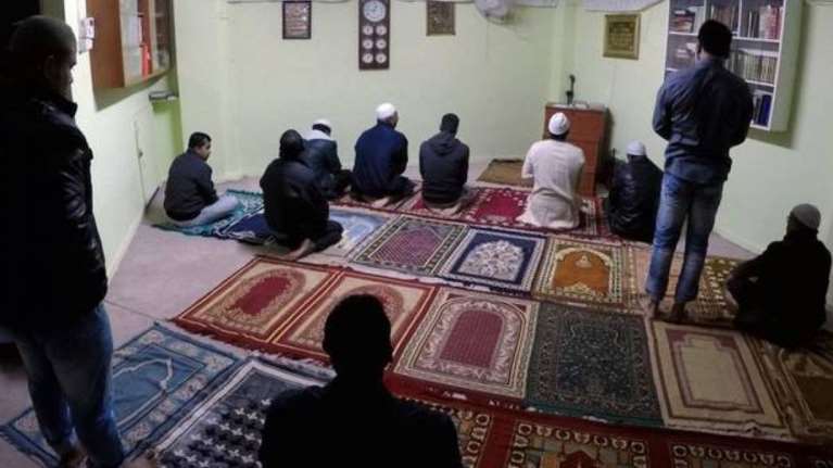 Εστησαν άτυπο τζαμί στου Ζωγράφου παρά τα μέτρα για τον κορονοϊό