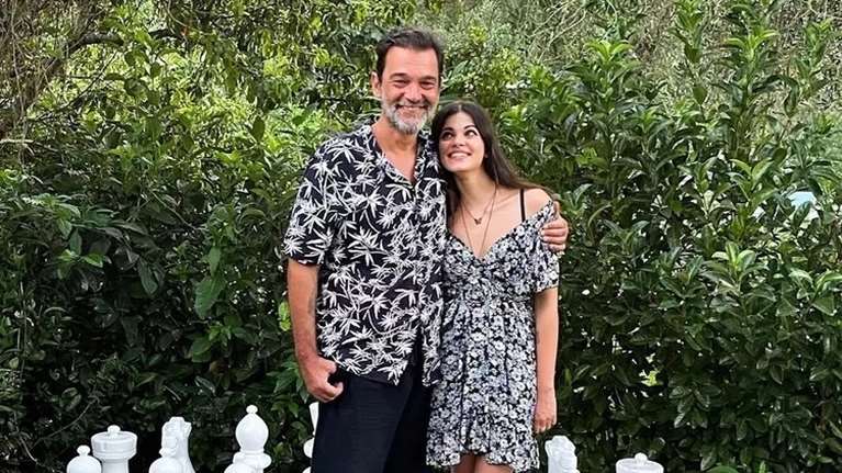 Πανέμορφο παρανυφάκι η 9χρονη Τζένη Καζάκου: Με πριγκιπικό φόρεμα στον γάμο του πατέρα της, Κωνσταντίνου Καζάκου με την Ιωάννα Μουρτζούκου