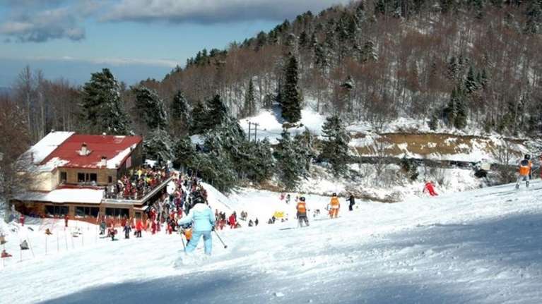 &quot;Ζεσταίνονται&quot; οι χειμερινοί προορισμοί ενόψει Χριστουγέννων - Ποιες περιοχές θα &quot;πλημμυρίσουν&quot; από κόσμο