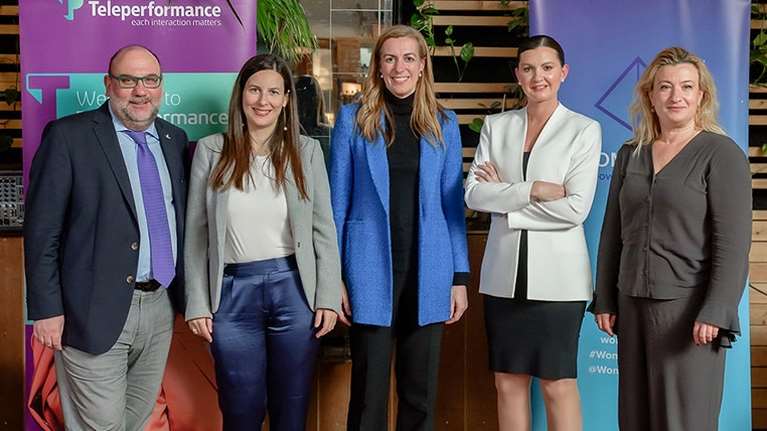 Οι γυναίκες μπορούν και πρέπει να σκαρφαλώνουν στην κορυφή της εργασιακής πυραμίδας