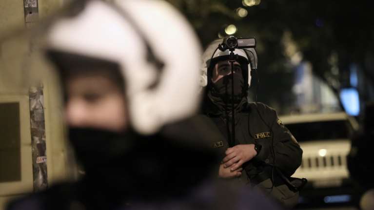 Εξάρχεια: Βρέθηκαν πιστόλια και χειροβομβίδες σε διαμέρισμα - Την πληροφορία έδωσε μια 80χρονη