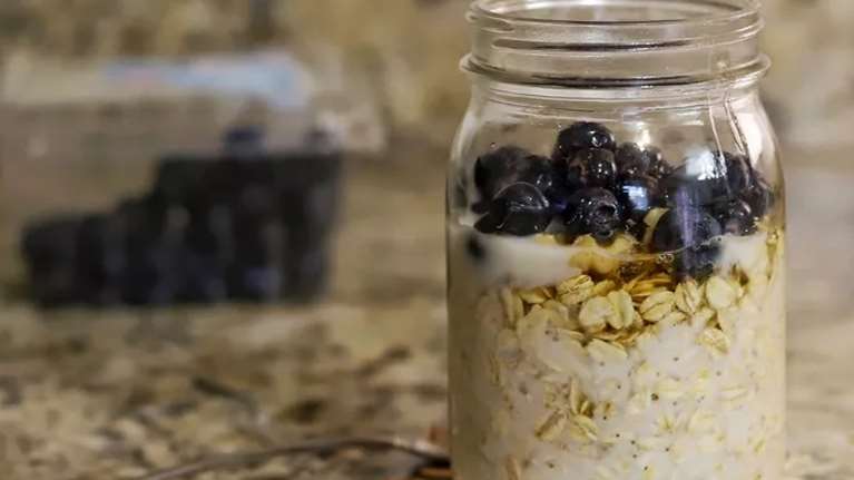 6 πρωτεϊνικές συνταγές για βρώμη από το βράδυ - ιδανικές για απώλεια βάρους