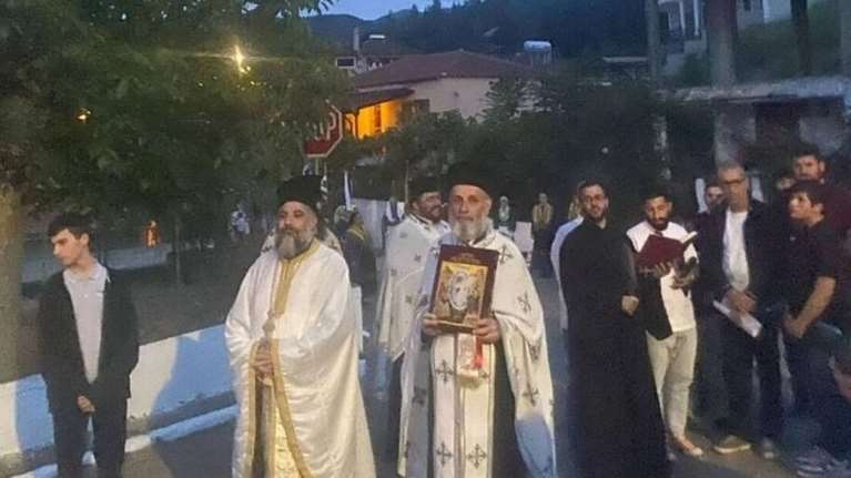 Εύβοια: Λιτανεία στο Προκόπι για να σταματήσουν οι σεισμοί [εικόνες]