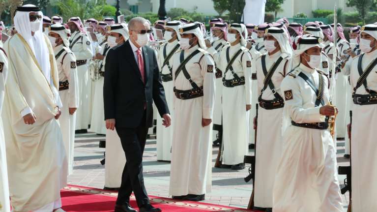 Die Welt: "Την ώρα που η Άγκυρα είναι απομονωμένη, η Αθήνα συνάπτει συμμαχίες"