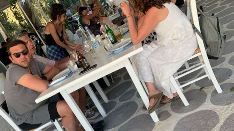 Πάρτι στο twitter για τις σαγιονάρες του Αλέξη Τσίπρα- Στην εκδρομή του στην Αίγινα με τον Στέλιο Κούλογλου