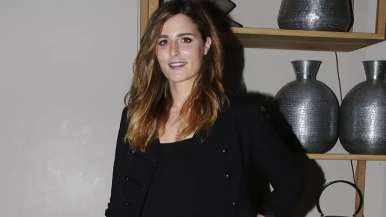 Εβελίνα Νικόλιζα: Φόρεσε το κρουαζέ φόρεμα που αναδεικνύει τέλεια τις καμπύλες