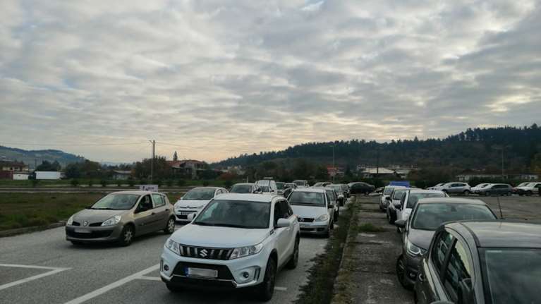 Κορονοϊός: Κοσμοσυρροή και ...μποτιλιάρισμα στα Τρίκαλα για τα drive through rapid τεστ [εικόνες]
