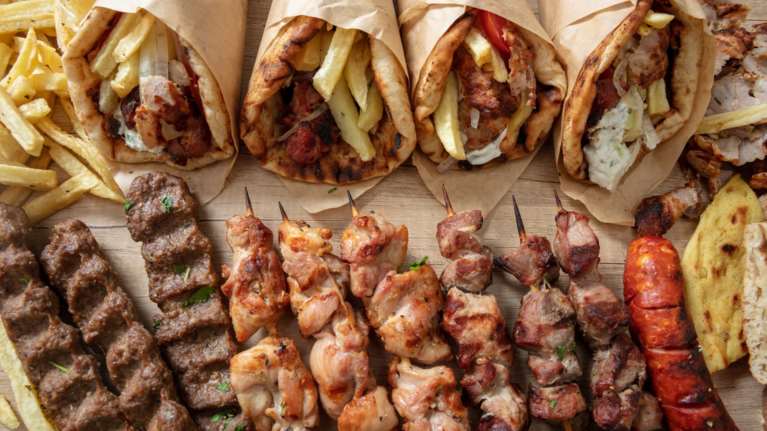 Σουβλάκι: Η τιμή του αγγίζει πλέον τα 4 ευρώ - Περιορίζουν τις παραγγελίες οι Ελληνες