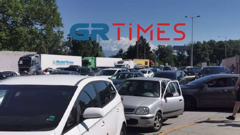 Ουρές και προβλήματα μόλις άνοιξαν τα σύνορα του Προμαχώνα- Οι πρώτοι τουρίστες από την Ρουμανία