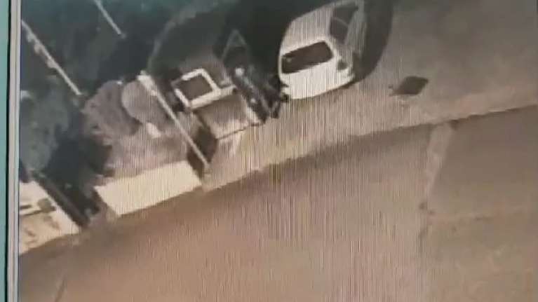 Πρωτοφανές: Έβαλαν φωτιά στο όχημα του δήμου που μοίραζε τρόφιμα σε ευπαθείς ομάδες