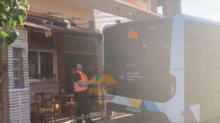 Ατύχημα με λεωφορείο στο Μενίδι: &quot;Κύλησε πίσω, πηδούσαν από τις πόρτες παιδιά και γυναίκες&quot;