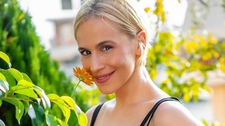 Νάντια Μπουλέ: Φωτογραφίζει την 4χρονη κόρη της με φόντο το πανέμορφα στολισμένο δέντρο τους