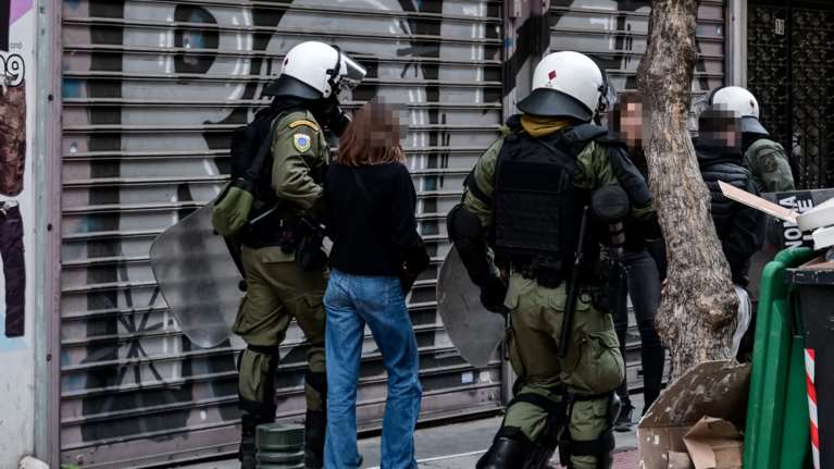 Πορείες για τα Τέμπη: Οκτώ συλλήψεις και 15 προσαγωγές από τα επεισόδια στην Αθήνα - Τραυματίστηκαν δύο αστυνομικοί