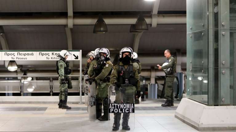 &quot;Καραϊσκάκη&quot;: Σοβαρά επεισόδια μεταξύ οπαδών του Ολυμπιακού και της Άιντραχτ έξω από το γήπεδο