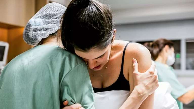 Φόβος για τον τοκετό; 2 παράγοντες που βοηθούν τις γυναίκες να γεννούν με σιγουριά