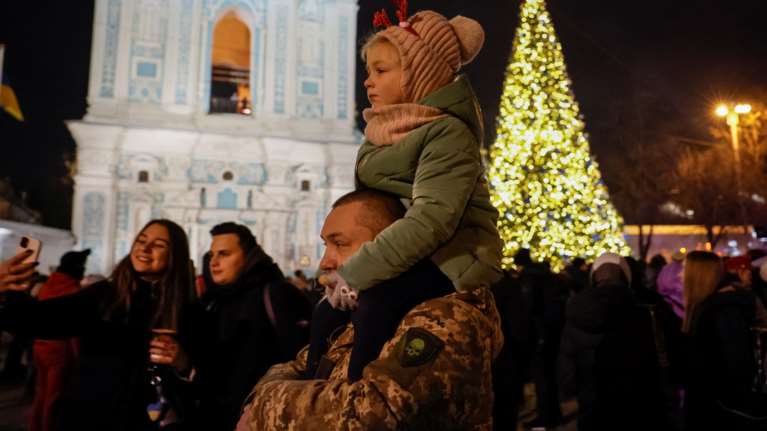 Ο πλανήτης αποχαιρετά ένα ταραχώδες 2023 και υποδέχεται ένα αβέβαιο 2024