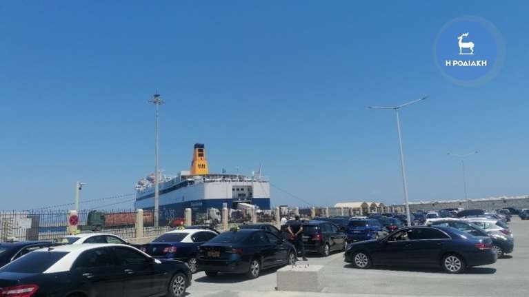 Χάος στο λιμάνι της Ρόδου: Οδηγοί ταξί δεν αφήνουν οδηγούς Uber να αποβιβαστούν από το πλοίο