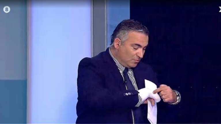 Με γύψο που έγραφε ΠΑΣΟΚ εμφανίστηκε στην εκπομπή ο Γιάννης Ντσούνος του ΣΚΑΙ [εικόνα]