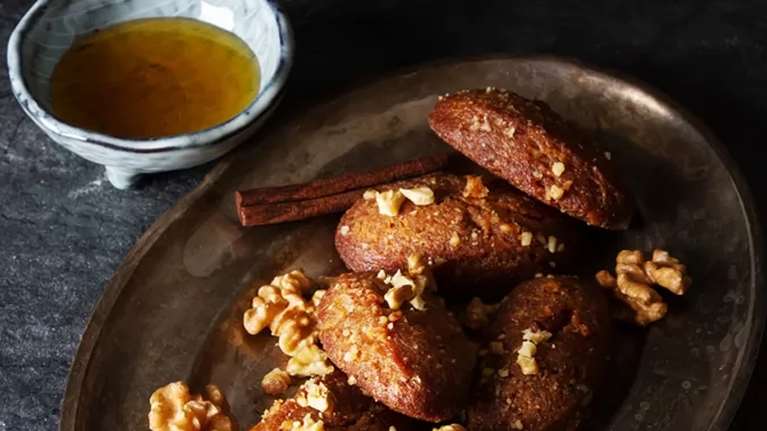 Μελομακάρονο, κουραμπιές ή δίπλες; Ποιο γλυκό είναι πιο υγιεινό;