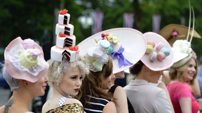 Ιπποδρομίες της Αγγλίας: Στο ντουλάπι τα εξωφρενικά καπέλα και τα ημίψηλα;  - Σοκ για τους συντηρητικούς κύκλους