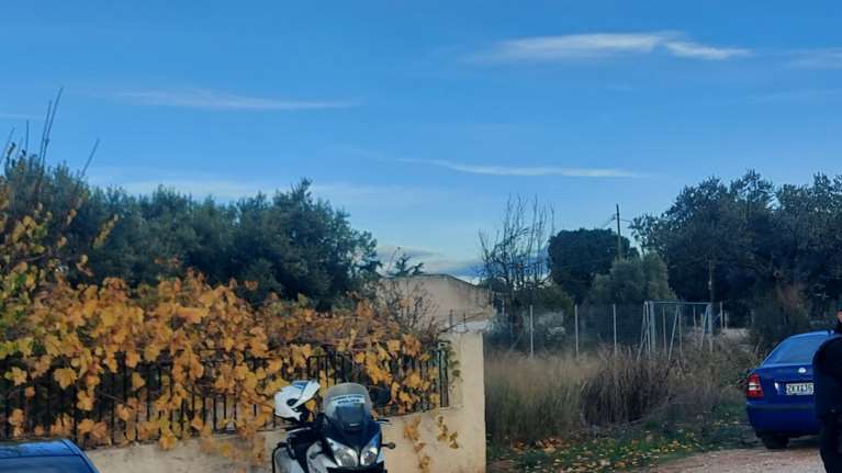 Στο &quot;πόδι&quot; η Παιανία: Ηλικιωμένη πυροβόλησε 4 φορές στον αέρα και ταμπουρώθηκε στο σπίτι