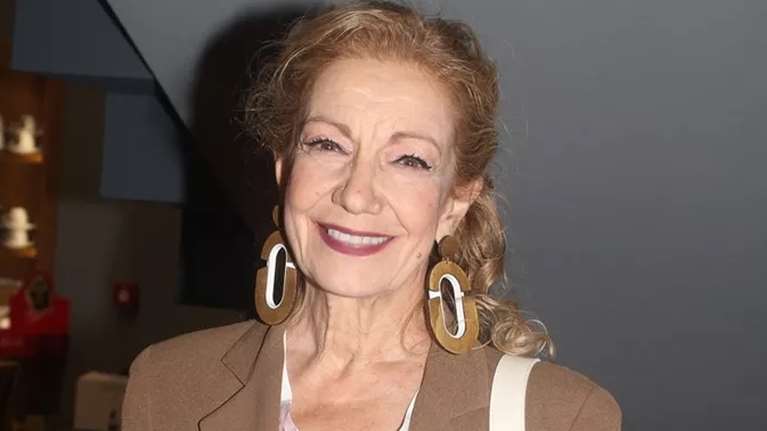 Η Πέμη Ζούνη με κόκκινο καρέ: Το look που την έκανε πραγματικά αγνώριστη