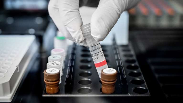 Νέα έρευνα του καθηγητή Ραούλ για την υδροξυχλωροκίνη: Αποτελεσματική και ακίνδυνη θεραπεία