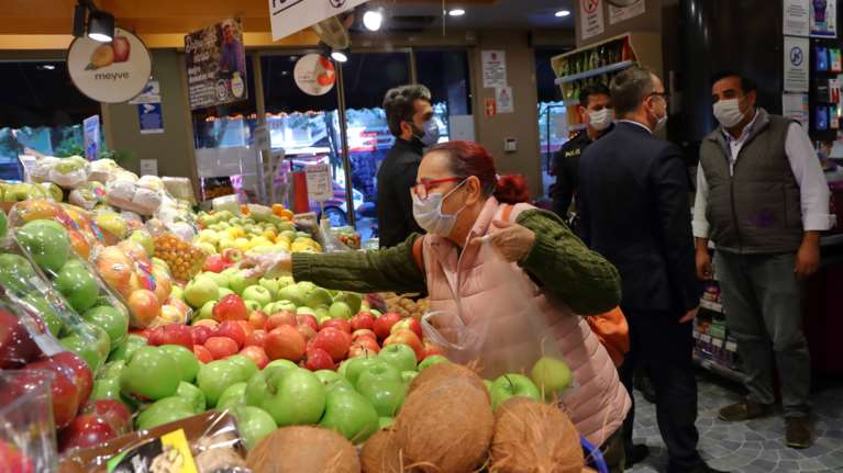 Η τουρκική λίρα καταρρέει: Εκτίναξη τιμών σε βασικά προϊόντα - Στα 300 ευρώ ο βασικός μισθός