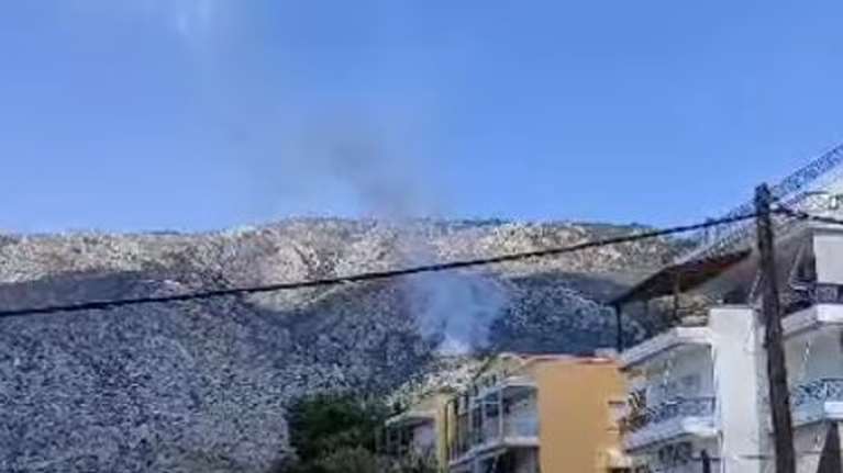 Σε εξέλιξη δασική πυρκαγιά στο Λουτράκι - Στο σημείο πνέουν ισχυροί άνεμοι [βίντεο - εικόνες]