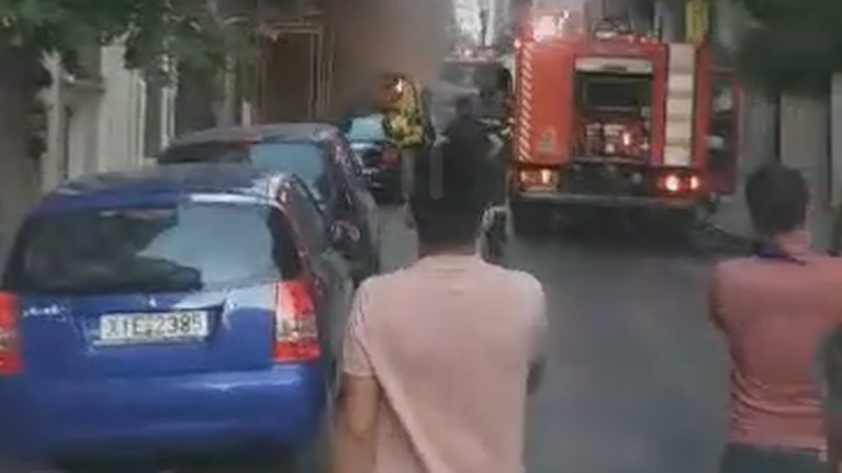 Αυτοκίνητο τυλίχθηκε στις φλόγες στο κέντρο της Αθήνας [βίντεο]