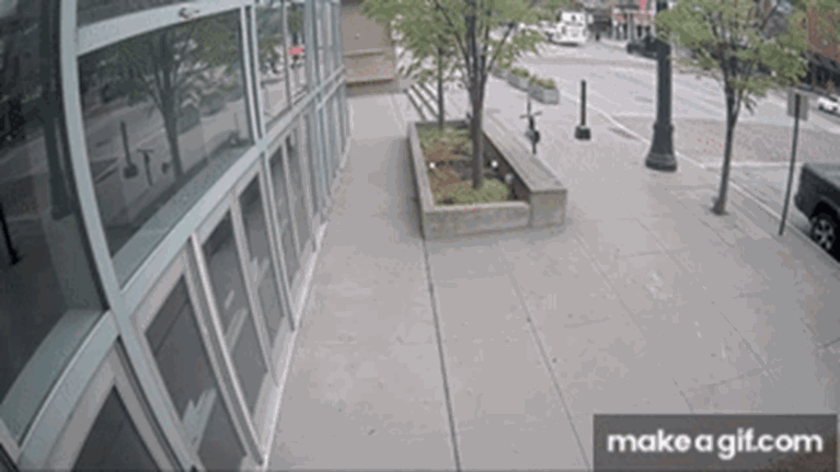 Βίντεο: Tesla καρφώθηκε σε κτίριο με 113 χιλιόμετρα