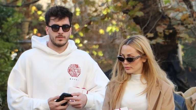 Ελένη Βουλγαράκη-Φώτης Ιωαννίδης: Full ερωτευμένοι σε γάμο φιλικού ζευγαριού – Η σπάνια φωτογραφία