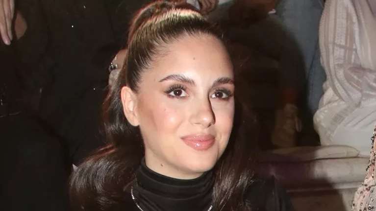 Νέα δημόσια εμφάνιση για την Αλεξάνδρα Νίκα: Με μίνι κρεμ φόρεμα στα Νότια Προάστια