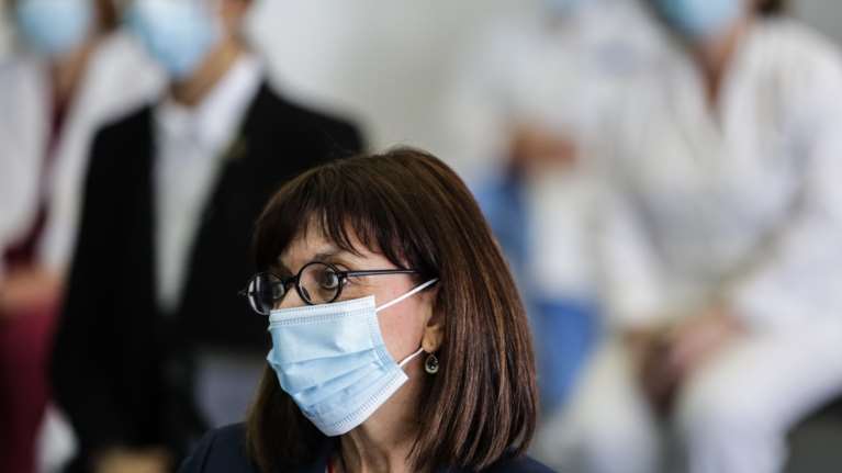 Η Πρόεδρος της Δημοκρατίας με μάσκα στον Ευαγγελισμό- Για να τιμήσει τους γιατρούς