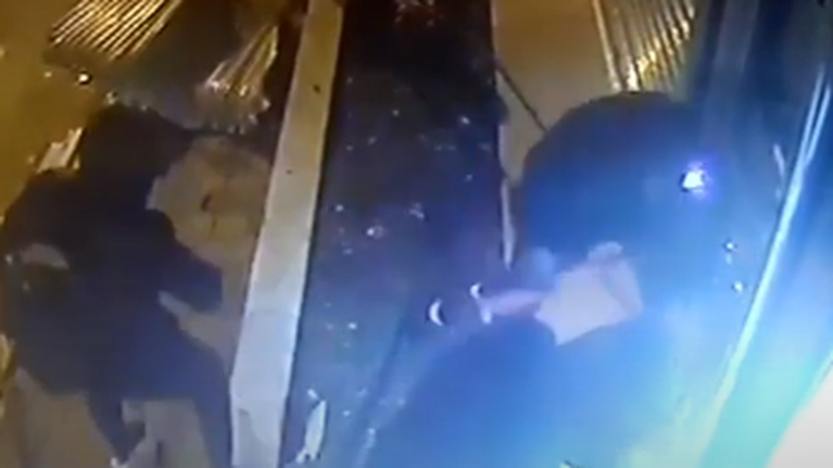 Βίντεο ντοκουμέντο: Καρέ - καρέ η μια από τις 27 επιθέσεις της σπείρας που &quot;χτυπούσε&quot; ΑΤΜ με τη μέθοδο Plofkraak