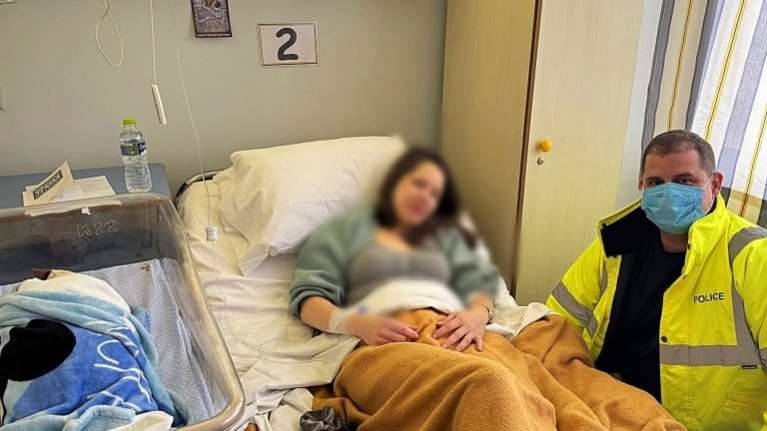 Καλαμάτα: Γέννησε ένα υγιέστατο μωρό η γυναίκα που εγκλωβίστηκε από την κακοκαιρία -&quot;Φύλακας άγγελος&quot; της ένας αστυνομικός