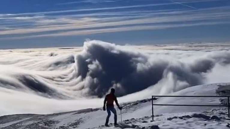 Εντυπωσιακό: Ο πανέμορφος "κυματισμός" από σύννεφα.στην κορυφή του βουνού - Η ανάρτηση Αρναούτογλου [Βίντεο]