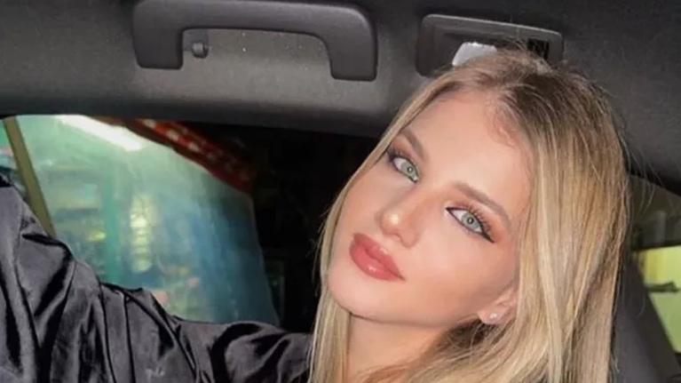 Άννα Μαρία &#39;Ίβιτς: Η κόρη της Ελένης Πετρουλάκη ποζάρει με μαγιό και μας δείχνει τους γραμμωμένους της κοιλιακούς