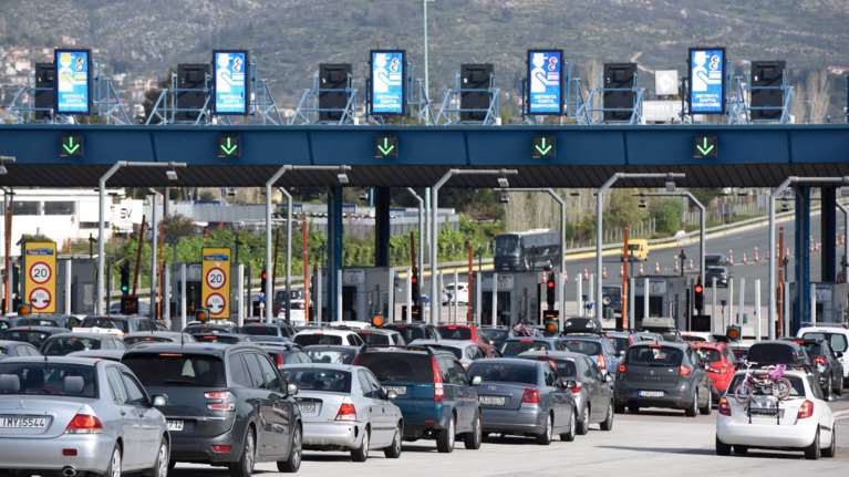 Άδειασε η Αθήνα: Πάνω από 570.000 οχήματα πέρασαν από τα διόδια της Ελευσίνας και των Αφιδνών